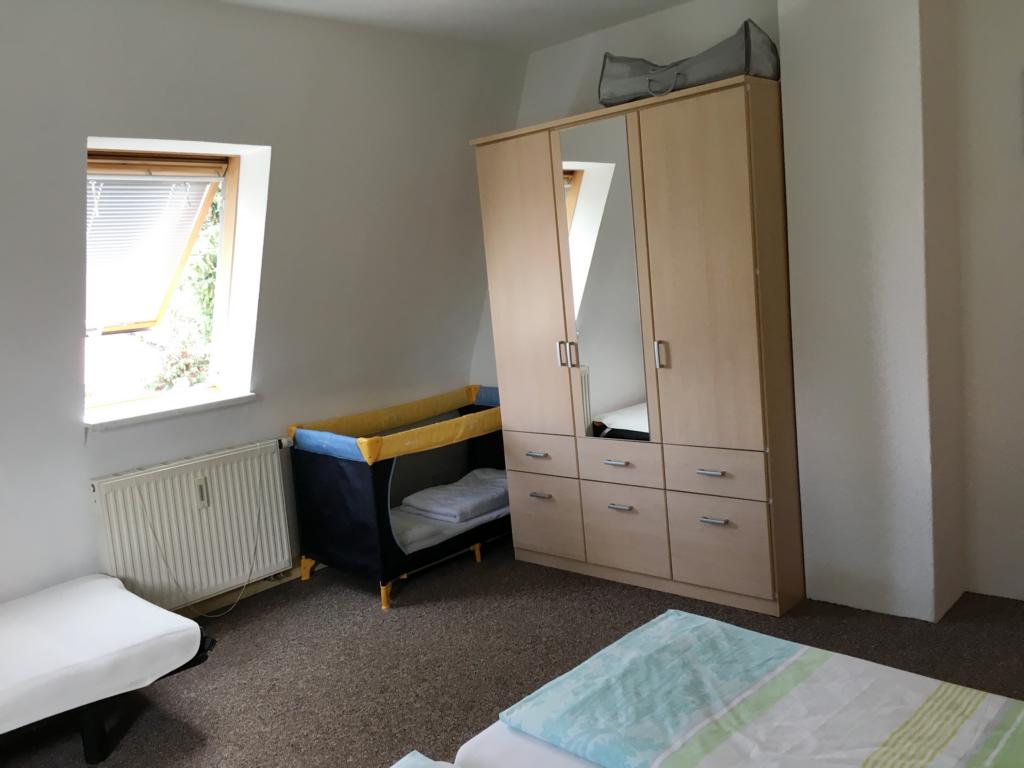 Schlafzimmer mit Kinderbett_2